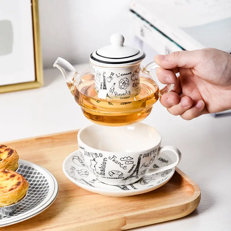 Théière en verre avec infuseur en porcelaine, tasse et soucoupe | asiatica