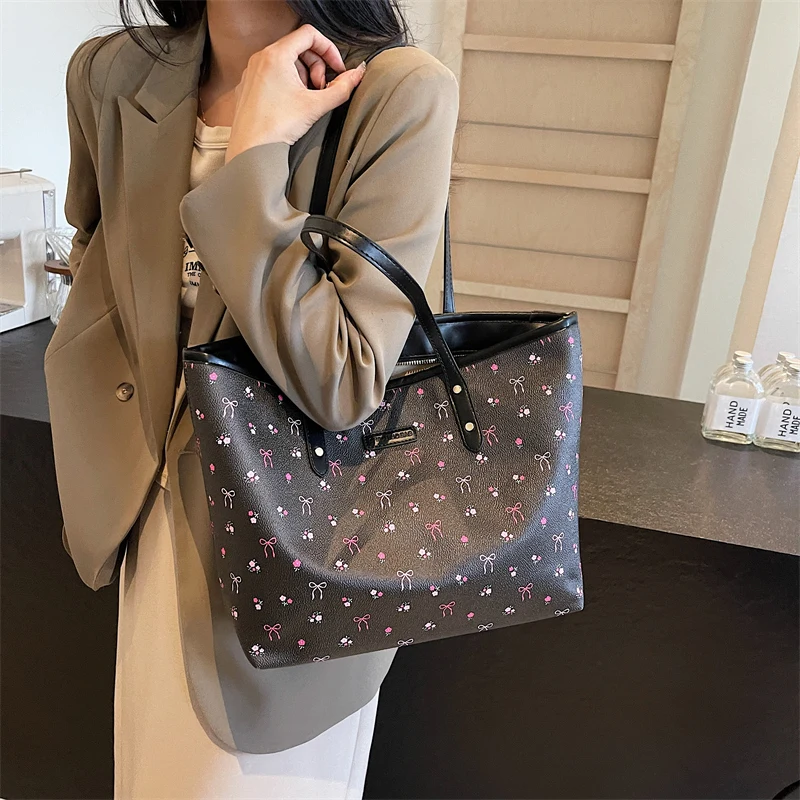 Women PU Fashion Shoulder Bag Large Capacity Simple Carrying Bag Zipper Closure Simple Tote Bag Soft Commuting Bag