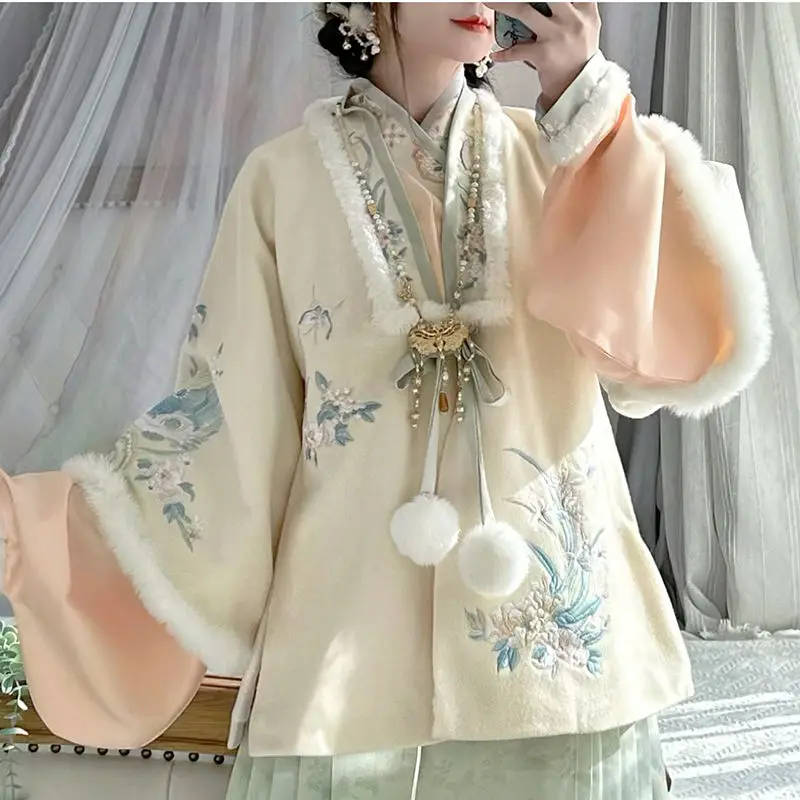 女性の中国風暖かい漢服の衣装、包まれたコート、クロスカラー