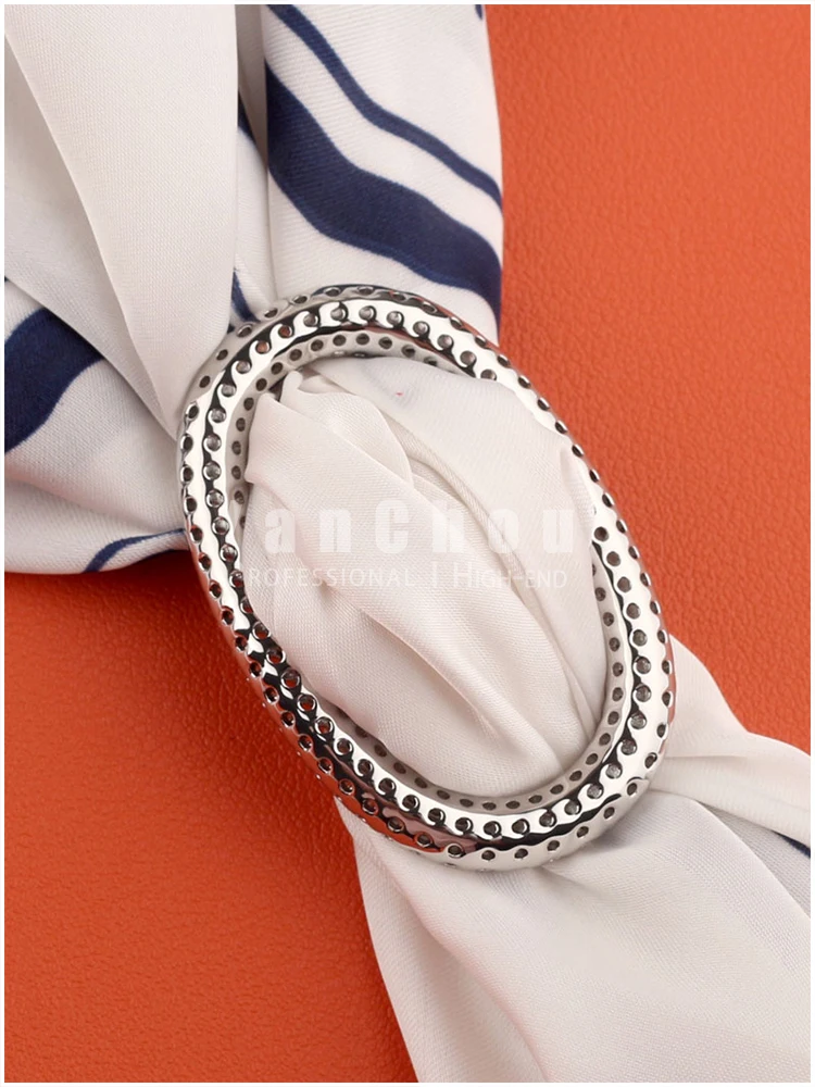 Рисунок 3 - Дизайнерские золотые шарфы с пряжкой