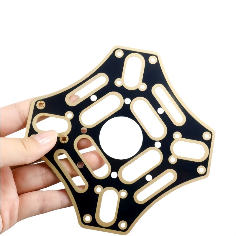 Détail des bords renforcés des plaques latérales F450 pour drone quadricoptère, texture mate visible.