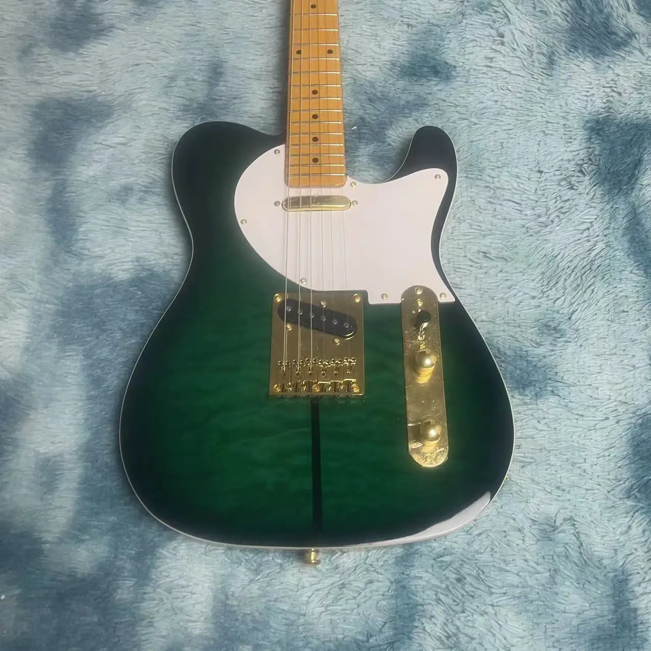 

Tiger pattern veneer 6-string split electric guitar, transparent green body, white protective plate, high gloss, maple fingerboa