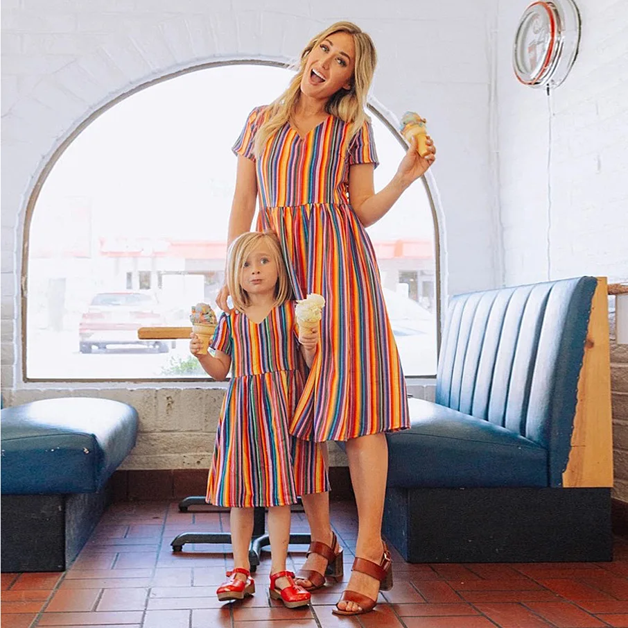 

SKMY 2023 New Fashion Rainbow Striped Printed V-Neck Short Sleeve Mother Daughter Matching Dress Girl Clother Summer Children