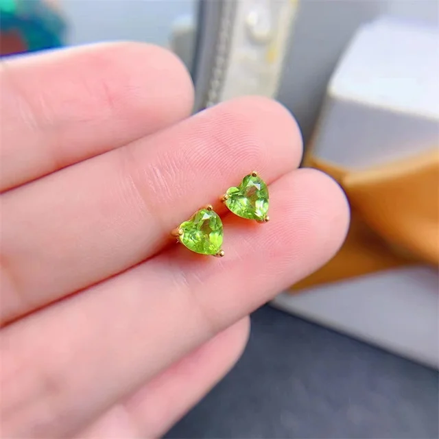 반짝이는 매력과 우아함을 선사하는 925 스털링 실버 하트 모양 스터드 귀걸이