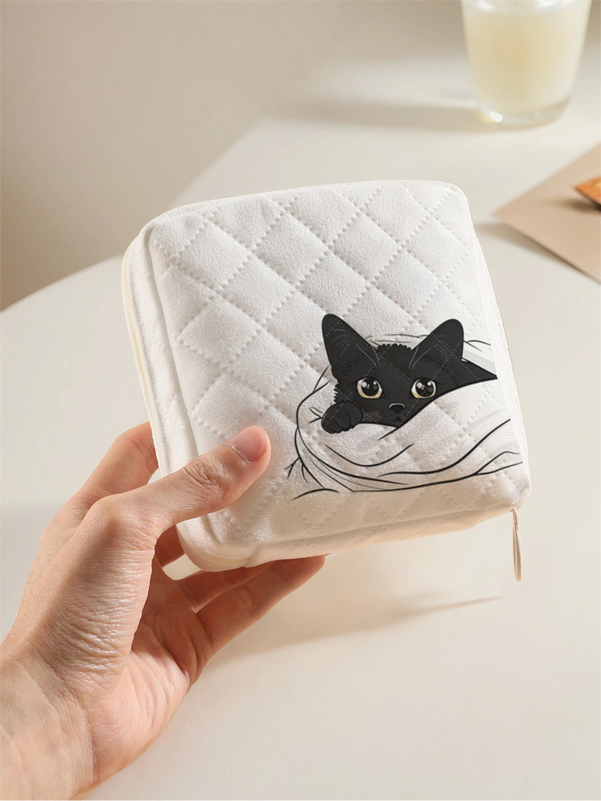 1 portable sanitary napkin storage bag, made of kitten pattern and diamond mesh material, lightweight women's tissue bag