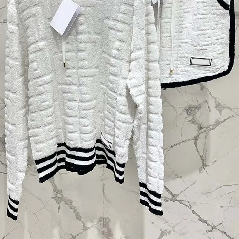 

Female White Wool Blend 2Piece Set Fashion Runway Towel Embroidered Hooded Pullover High Waist Knitted Short Jacquard Suit Women