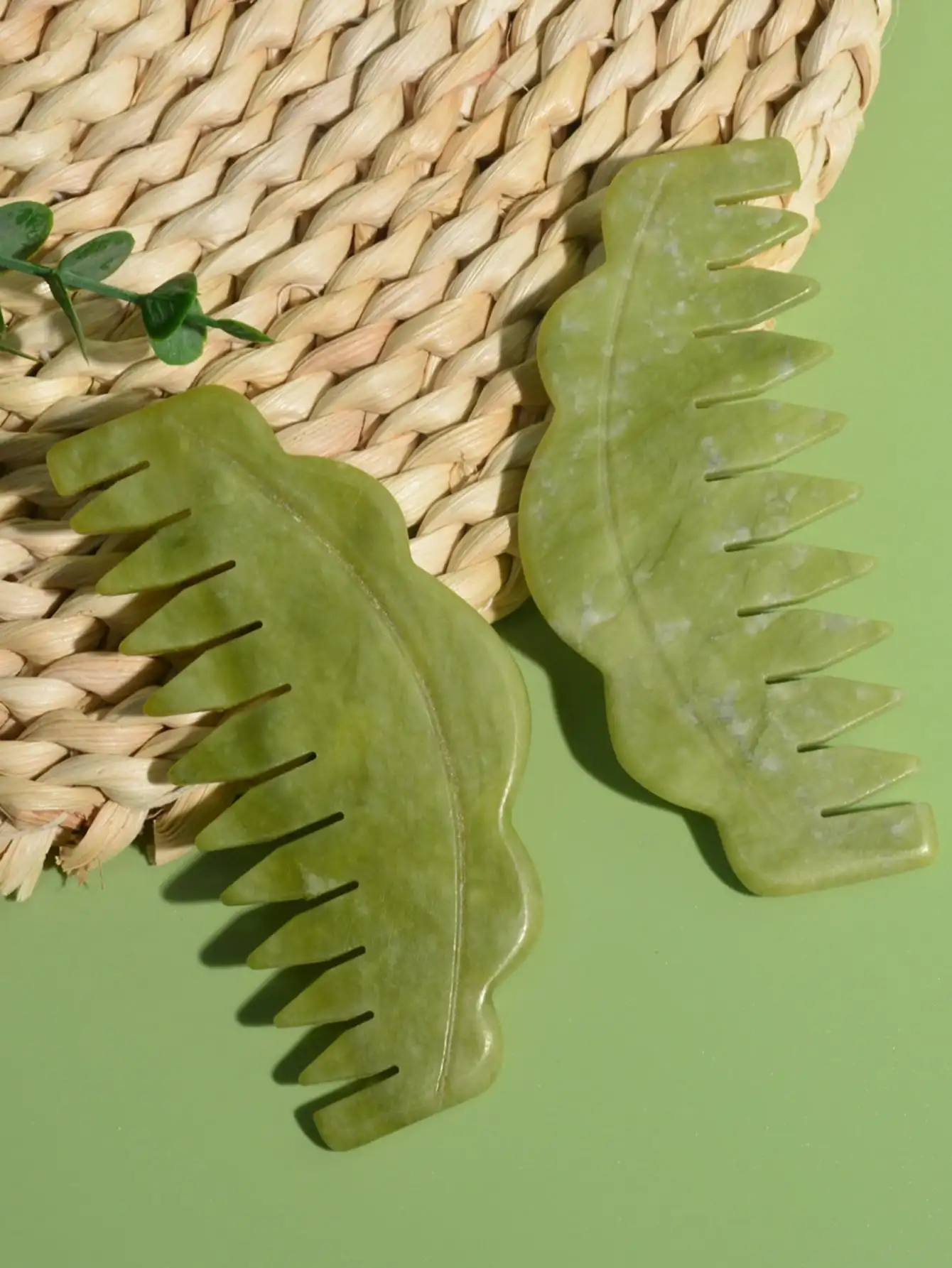 1Pc Jade Head Massager Comb Cow Horn Shaped Sawtooth Heart Gua Sha Board Unclogging Meridian Scraping Natural Jade Massage Comb