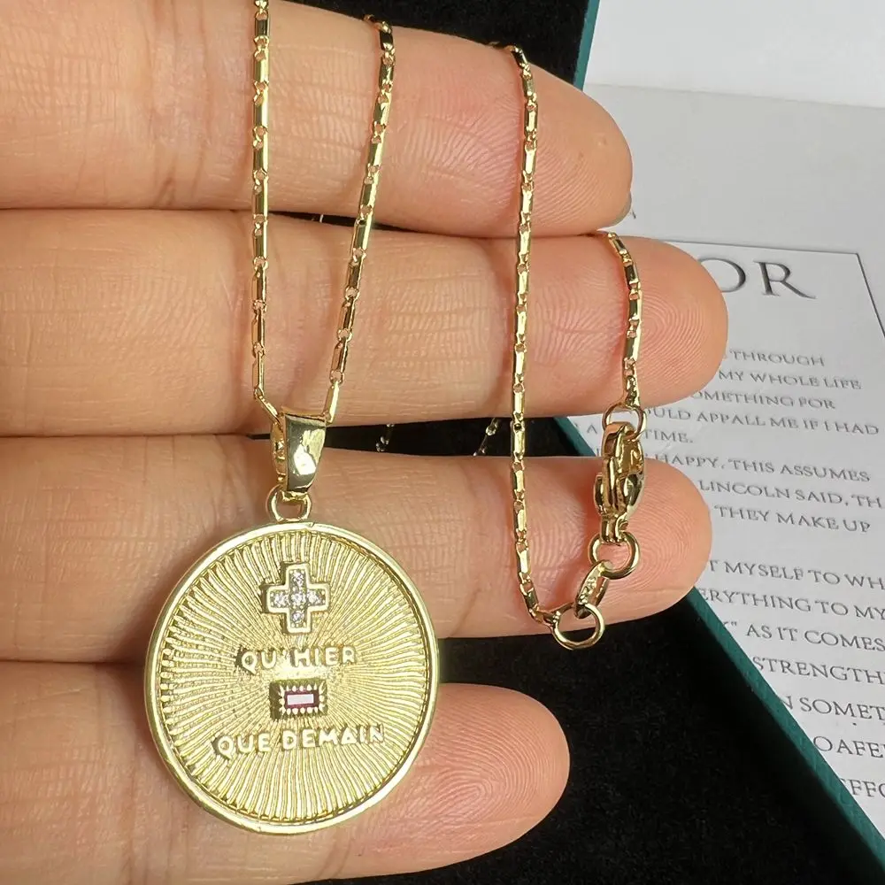 Detalhe da peça colar amor em francês com medalha dourada