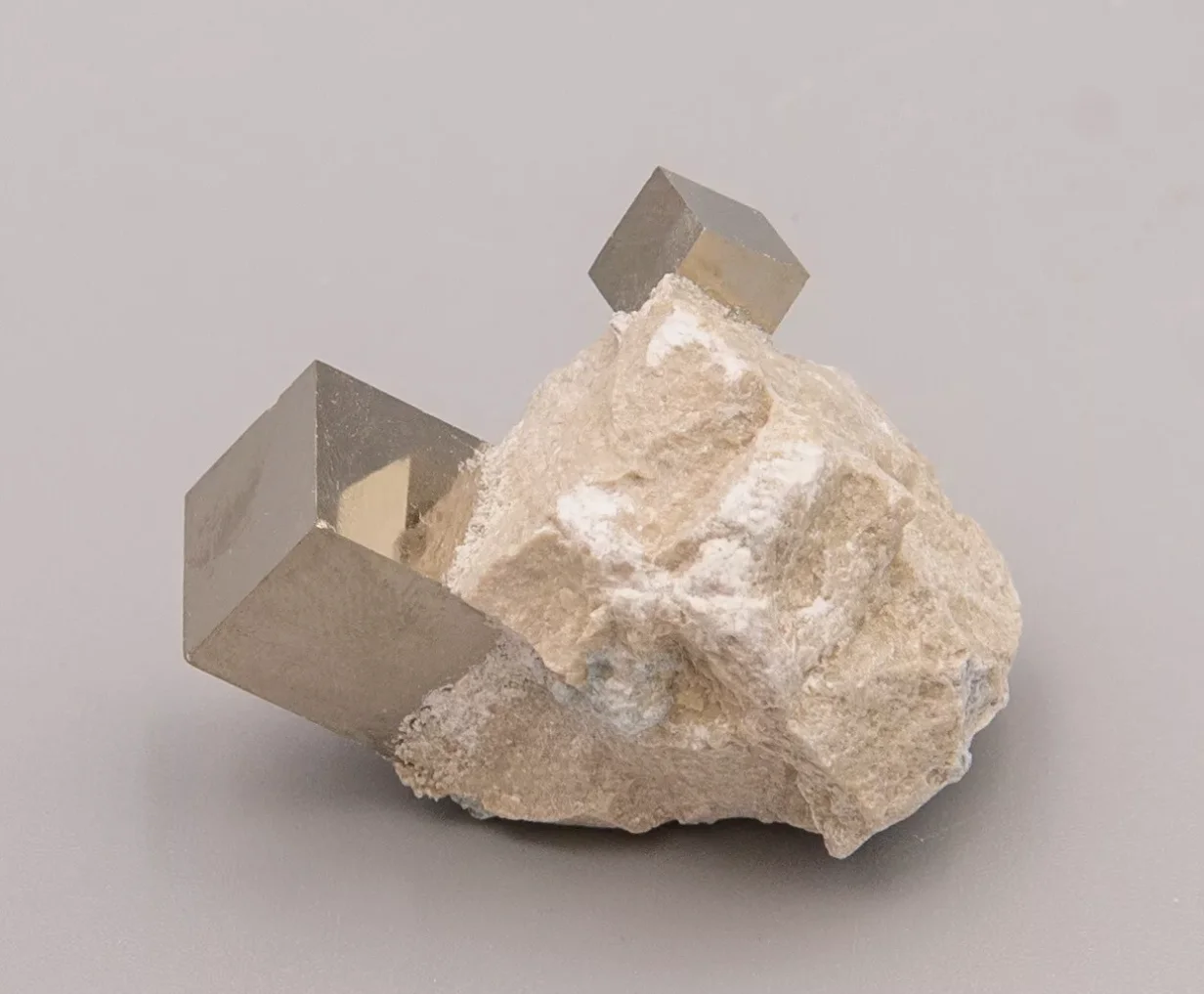 1pcs Natural Peru Pyrite Ore Stone Crystal Mineral Specimen Pyrite Cube Cluster Energy Home Decoration 3