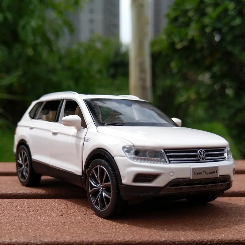 1:32 Volkswagens Tiguan L SUV Alloy Car Model Diecasts Metal Toy Vehicles  High Simulation Sound Light Collection For Kids Gift