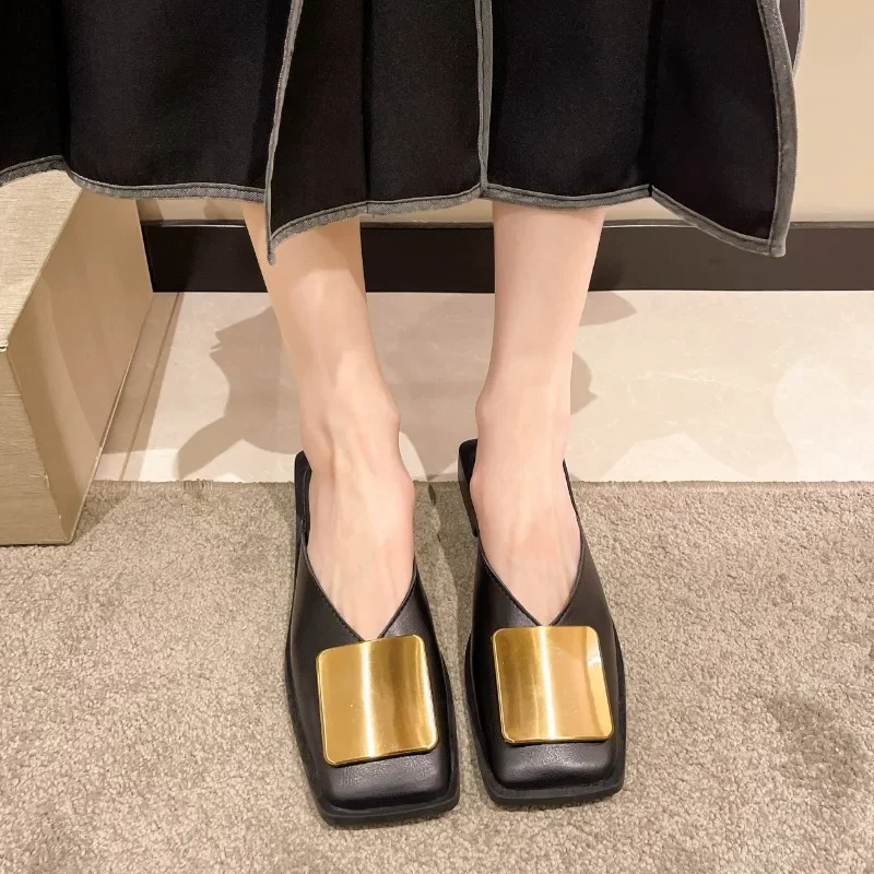 

Женские осенние шлепанцы с закрытым носком, однотонные повседневные шлепанцы на массивном каблуке с металлическим украшением, 2024