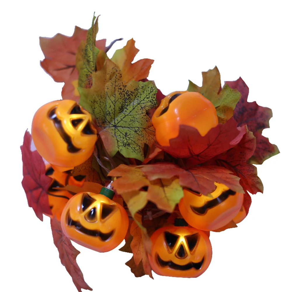 Рисунок 2 - Рождественская гирлянда из кленовых листьев и тыквы