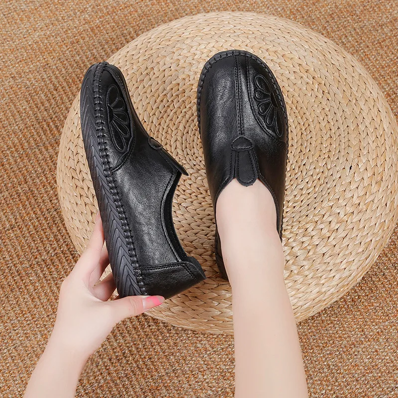 2023 Spring Autumn Leather Women Casual Soft Bottom Comfortable Flat Shoes Femme Walking Slip On Flats Shoes Mother Shoes