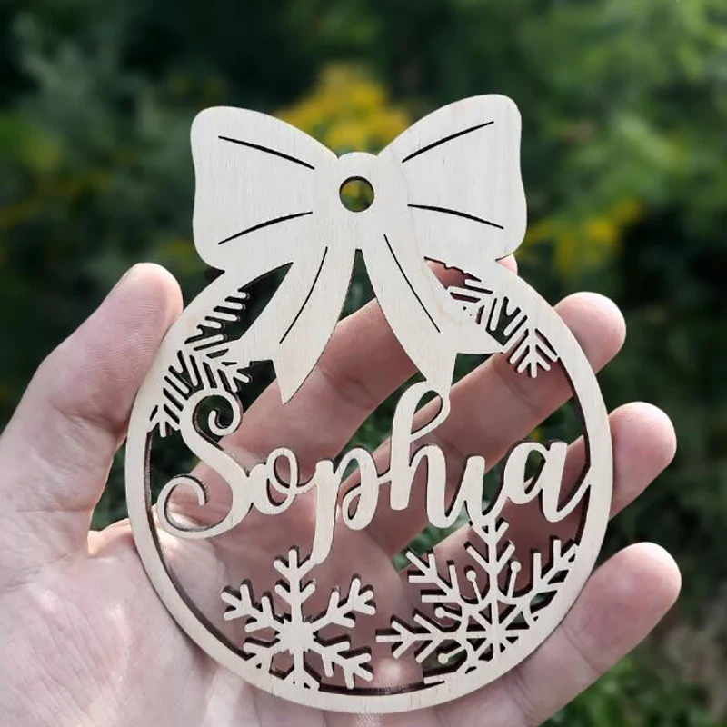 thumbnail image 1 of Bola de copo de nieve navideña personalizada con diferentes nombres, adorno de madera navideño personalizado con nombre, regalo de Navidad para el hogar, 1 of 4