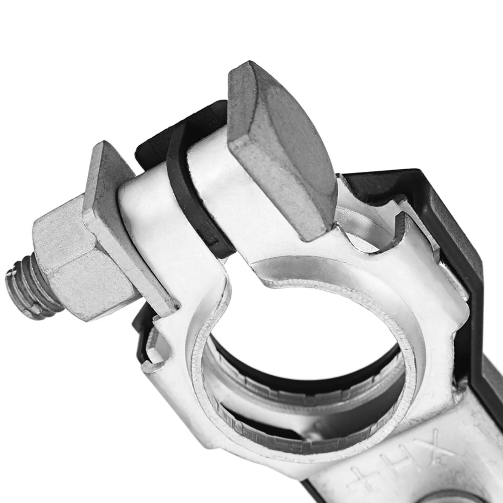 Car battery pile head suitable for Infiniti battery positive and negative terminal connections