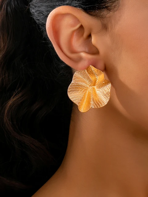 Une paire de boucles d'oreilles en métal rondes irrégulières, bijoux
