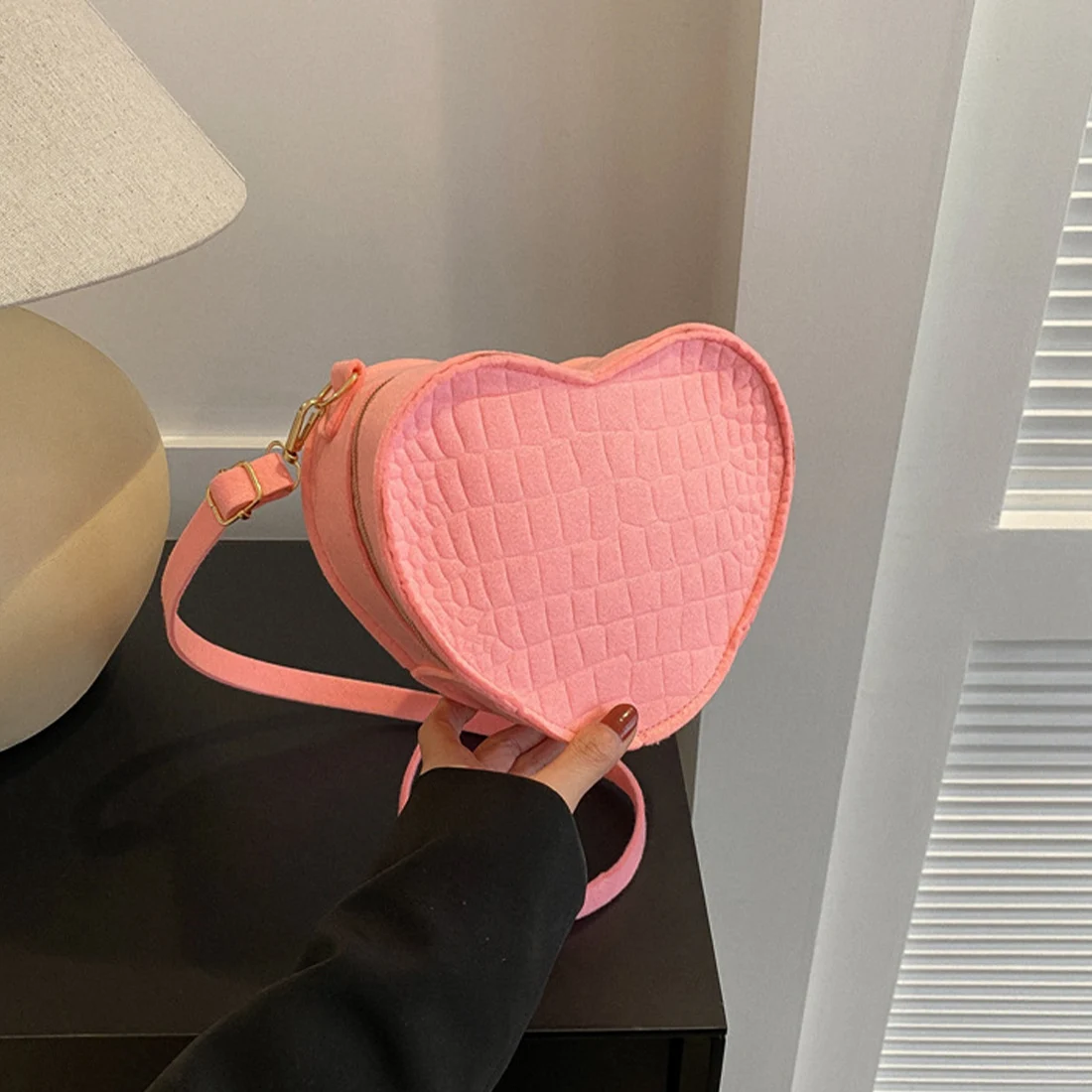 

New Felt Crossbody Bags Purses Cute Peach Heart Shaped Handbags Trendy Fashion Simple Western Style Popular Bags For Women