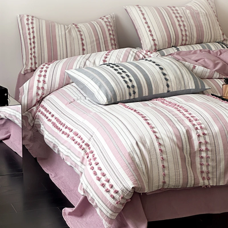 

Хлопковый комплект постельного белья из четырех предметов, простой окрашенный в пряжку, в полоску, подходящий цвет, декоративный меховой шар, для студенческого общежития, простой, 1,8 м