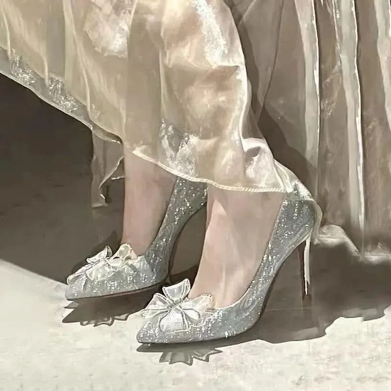 Chaussures de mariage à talons hauts et talons en cristal élégants