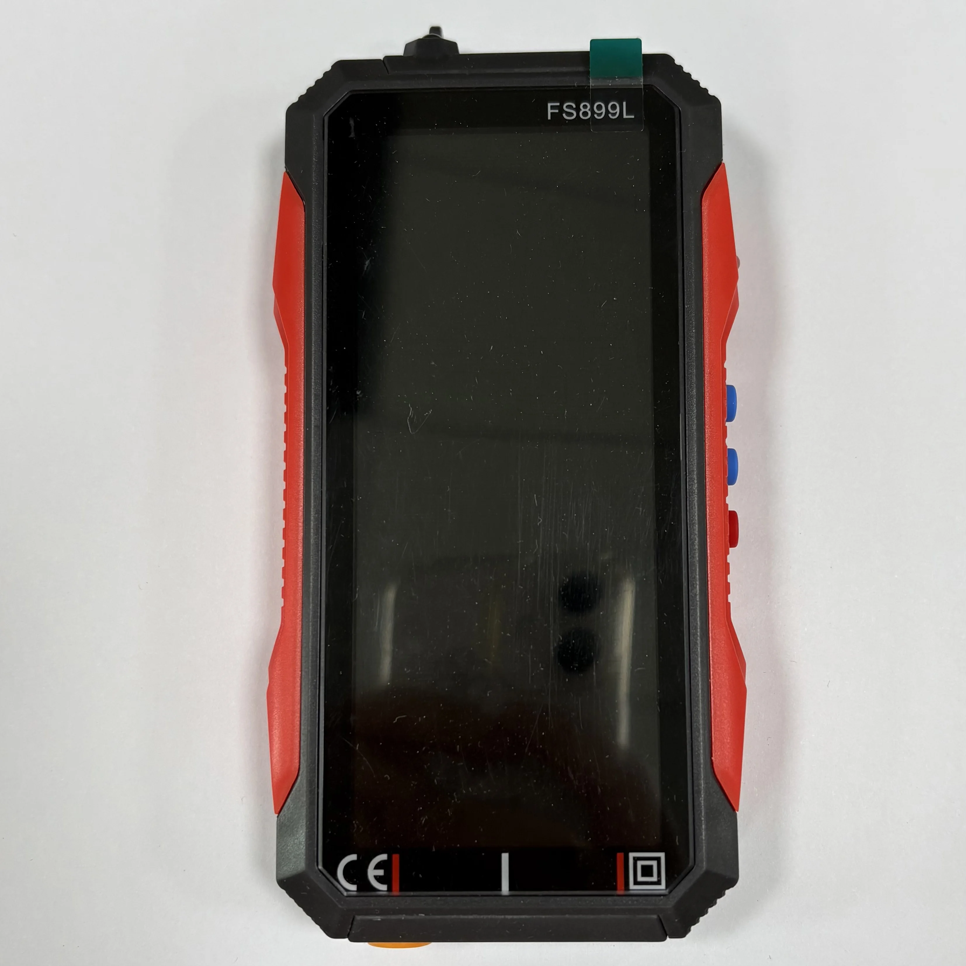 Multimètre numérique écran LCD couleur 4,8 pouces tenu en main, avec pointes de test connectées, illustrant son utilisation pratique.