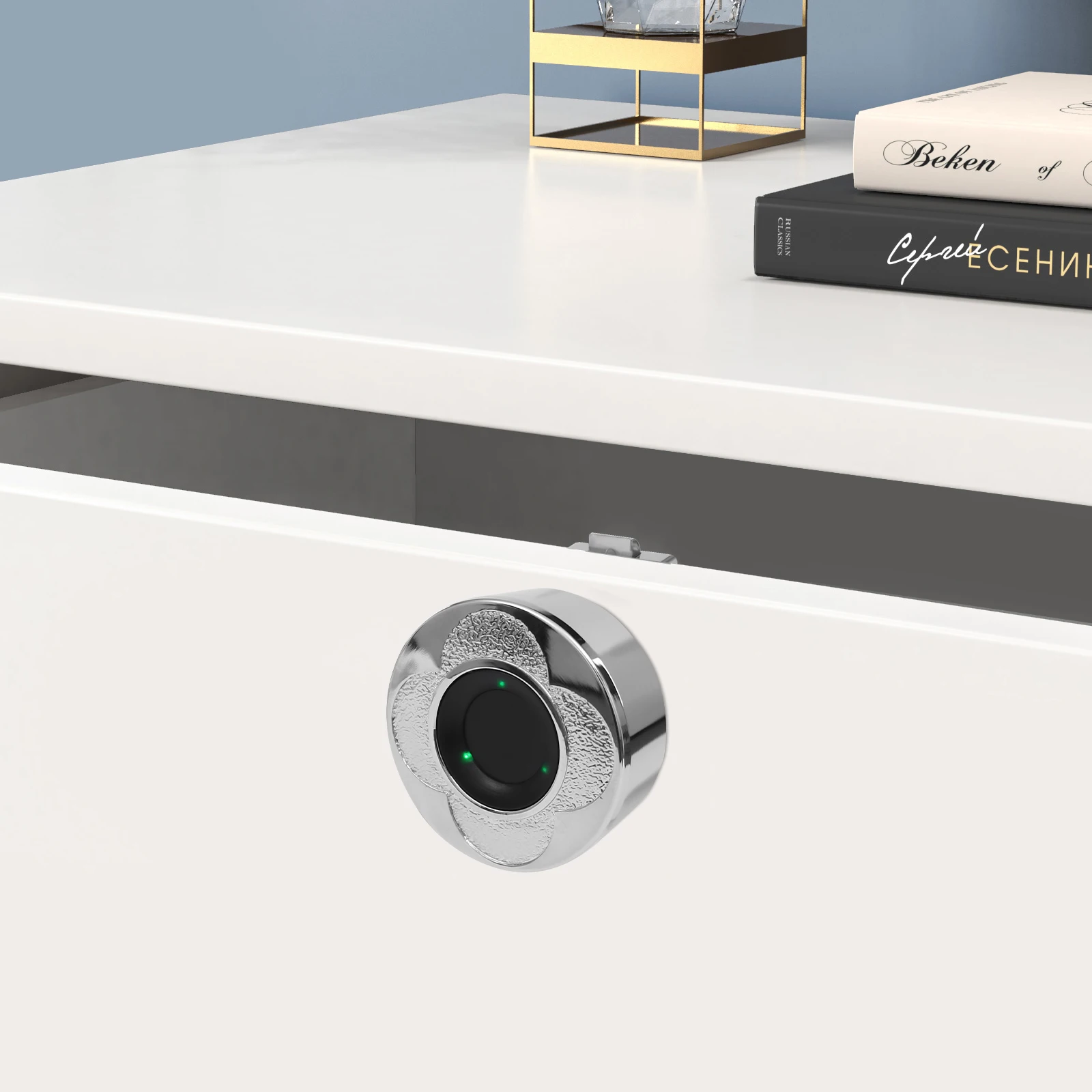 Fingeravtryckslås installerat på trädörr till skåp