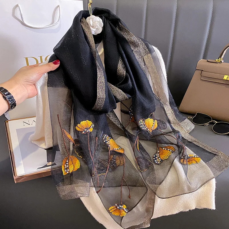 Sciarpa misto lana e seta semi trasparente con tulipani e perline per mezze stagioni (90*180cm) 76 Sciarpa misto lana e seta semi trasparente con tulipani e perline per mezze stagioni (90*180cm) - immagine 36