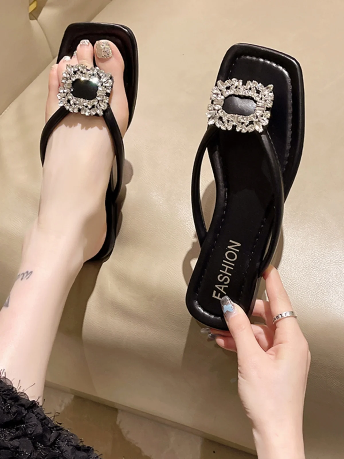 

Женские блестящие шлепанцы, сланцы, пляжная обувь на низком каблуке, 2024