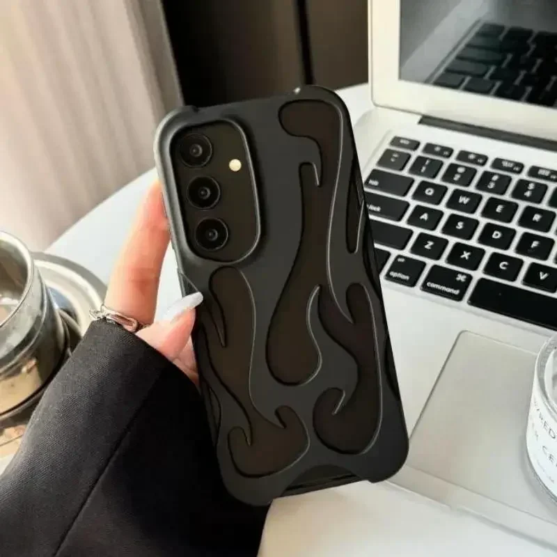 Custodia morbida alla moda con motivo a fiamma sottile e cava per Samsung Galaxy S24 Ultra S23 S22 A55 A16 A54 A06 A15 A14 Cover antiurto 3D_voghion.com