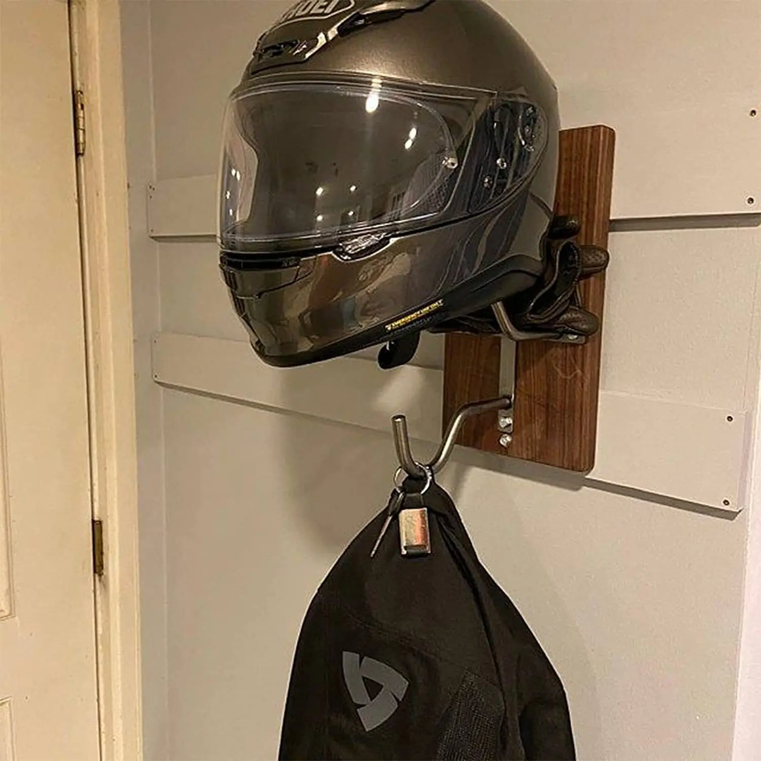  SKIKEN Soporte para casco montado en la pared, estante para  casco de motocicleta, soporte de exhibición de casco de pared, rotación de  180° con 2 ganchos, colgador de casco para chaqueta