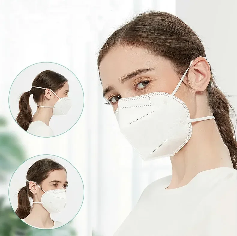 Masque de protection respiratoire noir vu de face, plié, avec plis horizontaux.