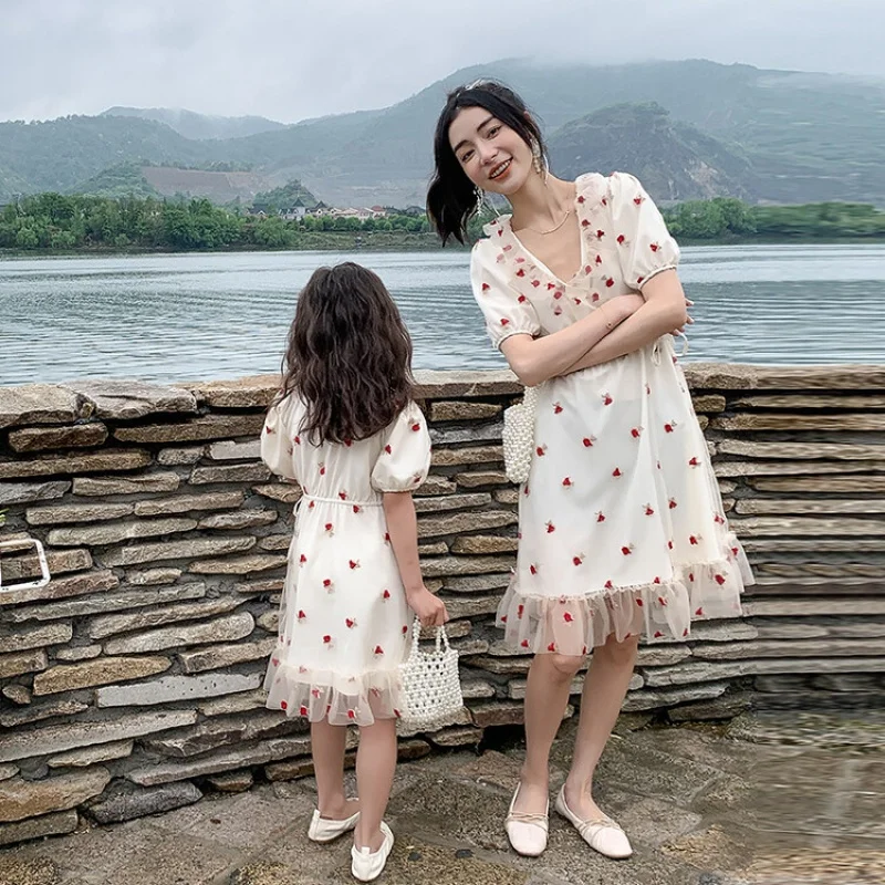 

Mom and Daughter Dress 2023 New in Family Matching Clothes Summer Embroidered Floral Bubble Sleeve Gauze Skirt Kid Clothes Girl