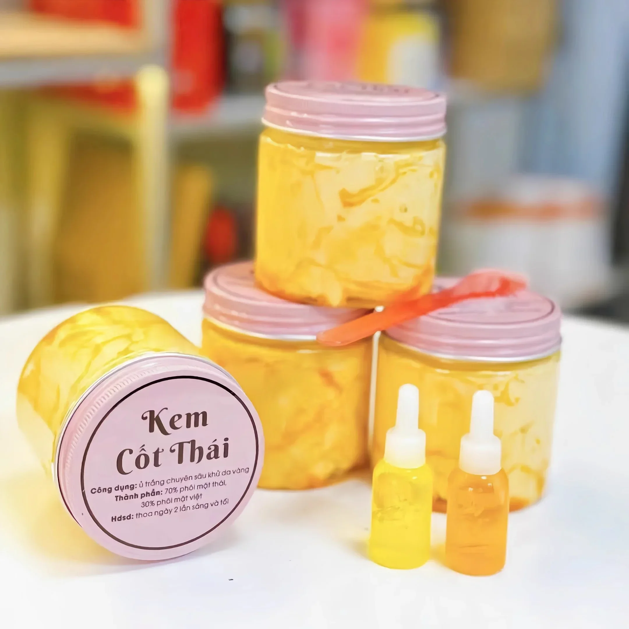Kem Body Cốt Th&aacute;i Rỉ Dầu V&agrave;ng Nắp Hồng 200gram Trắng Mịn da , chống l&atilde;o h&oacute;a , dưỡng ẩm da body lotion