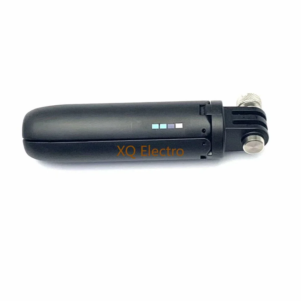 Le trépied mini poignée courte monopode pour Gopro Hero 13 12 11 10 9 8 7 6 5 4 3 Session Max utilisé en mode trépied sur un sol extérieur.