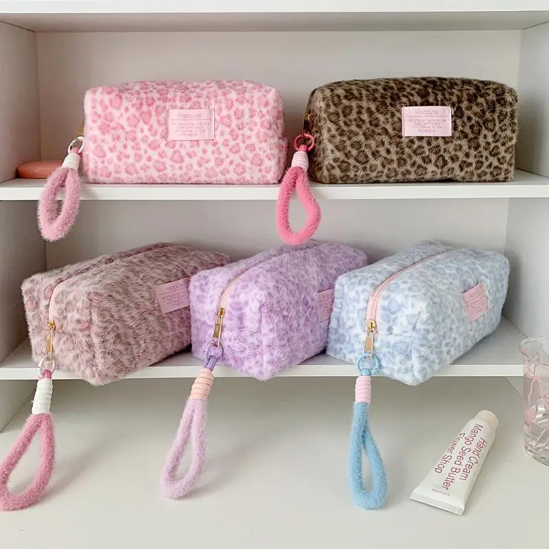 Plüsch-Make-up-Taschen mit Griff, weiche Reise-Kosmetik-Aufbewahrungstasche, tragbar, Organizer mit Liebesdruck, Federmäppchen, niedliche Clutch-Tasche – Detail 2