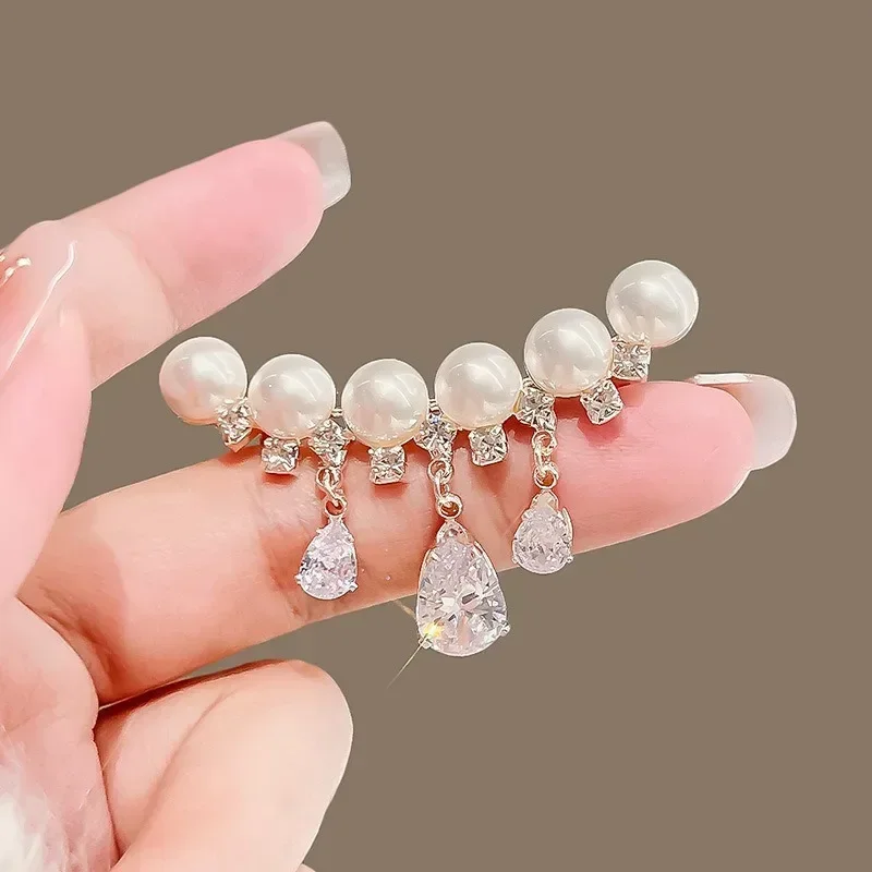 1 Pcs Elegant Luxurious White Crystal Pearl Brooch Womens Gentle Golden Water Drop Rhinestone Tassel Brooch