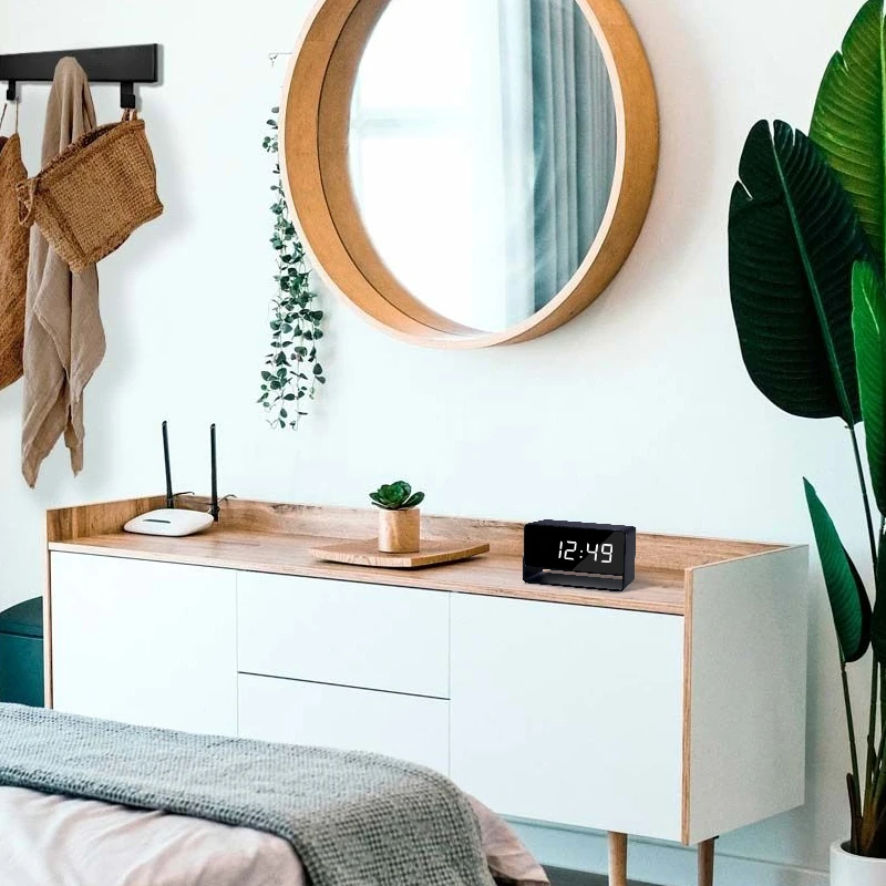 Kamera v budíku umiestnená na nočnom stolíku