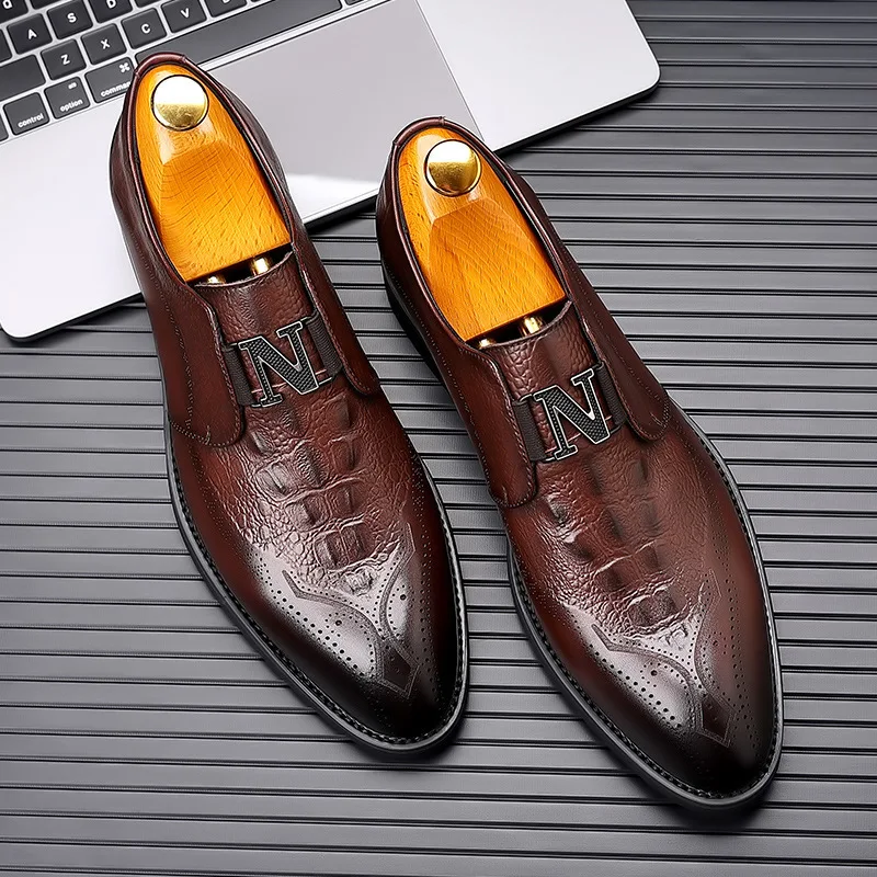 Popular new men's formal leather shoes, business casual men's shoes, British style slip-on pattern carved shoes