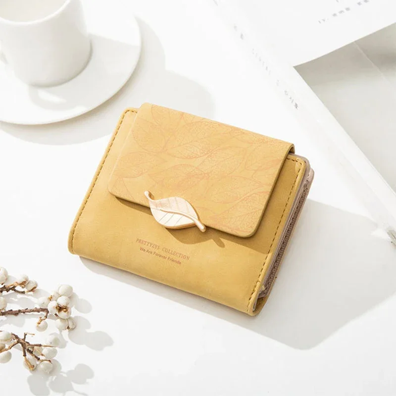

Брендовый кошелек для женщин 2024, модные короткие женские кошельки с принтом листьев, держатель для карт тройного сложения из искусственной кожи, Дамский кошелек, карманы для монет, кошельки