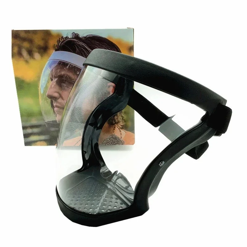 Lunettes de protection anti-éclaboussures et anti-lumière bleue noires, posées sur une surface en bois.