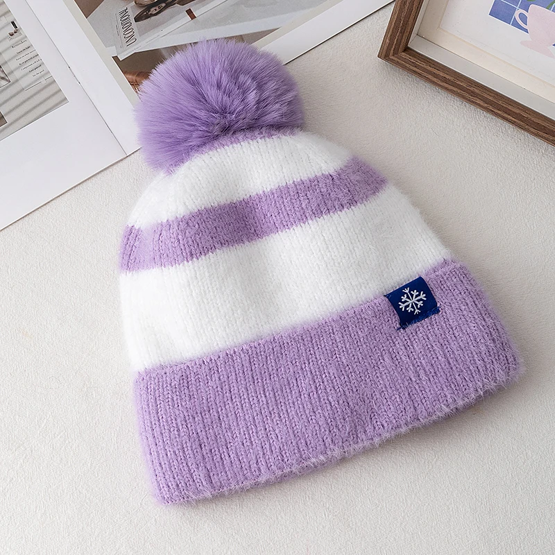 New Style Snow Label Beanie Hat Color Blocked Style Plush Fur Lined Pompoms Warm Winter Hat Fashion Y2k Beanie For Woman Girl