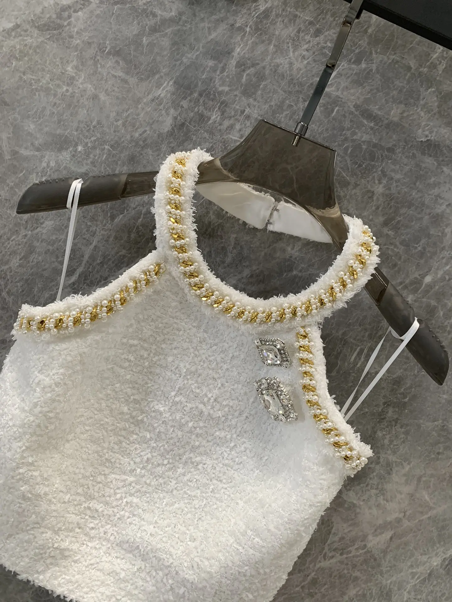 

2024 spring and summer new durable pearl chain hand-brushed halterneck top, the first choice for exquisite wear.12-5