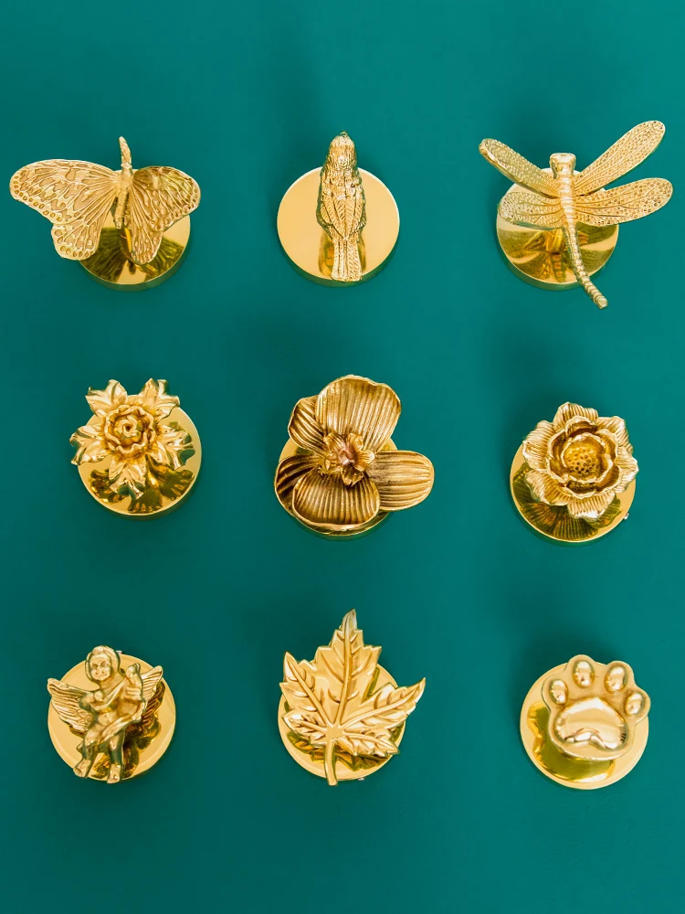 

Латунный крючок в европейском стиле, креативная форма, настенная подвеска, слегка роскошное украшение, крючок для пальто для прихожей без перфорации