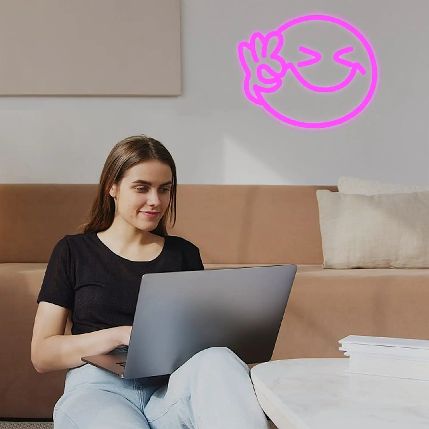 Рисунок 3 - Цветная неоновая вывеска с улыбающимся лицом