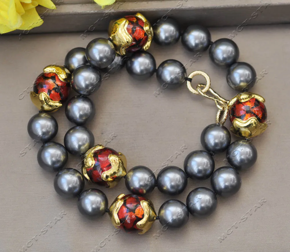 

MTC·STAR Z13104 22'' 25mm Gold-Plated Flame Murano Glass Round Black Shell Pearl Necklace