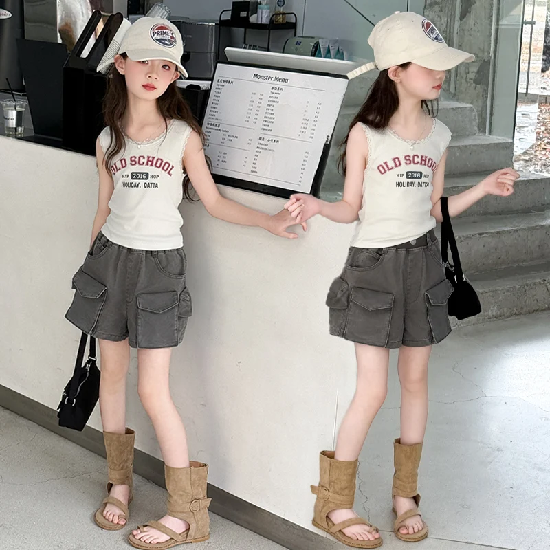 Kinderkleidung: Coole Mädchen-Sommer-Vintage-Tanktops mit Buchstabenprint und graue Cargo-Denim-Shorts – Modische Streetwear 2026