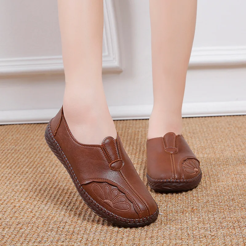 2023 Spring Autumn Leather Women Casual Soft Bottom Comfortable Flat Shoes Femme Walking Slip On Flats Shoes Mother Shoes