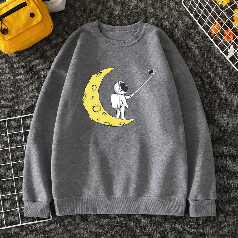 

Cartoon Astronaut Taking A Photo On The Moon Mans Hoodie Street Crewneck Topkorean Loose Streetwear Simple Fleece Men Sportswear