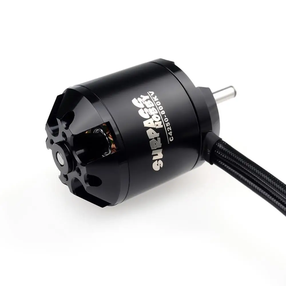 Moteur sans balais Surpasshobby C4250 600KV 800KV 1250W pour avion RC, hélicoptère, drone, posé sur une surface sombre, échelle visible.
