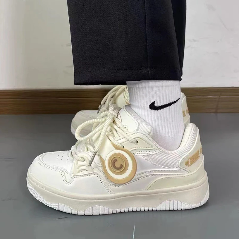 Рисунок 5 - Мужские кроссовки на шнуровке