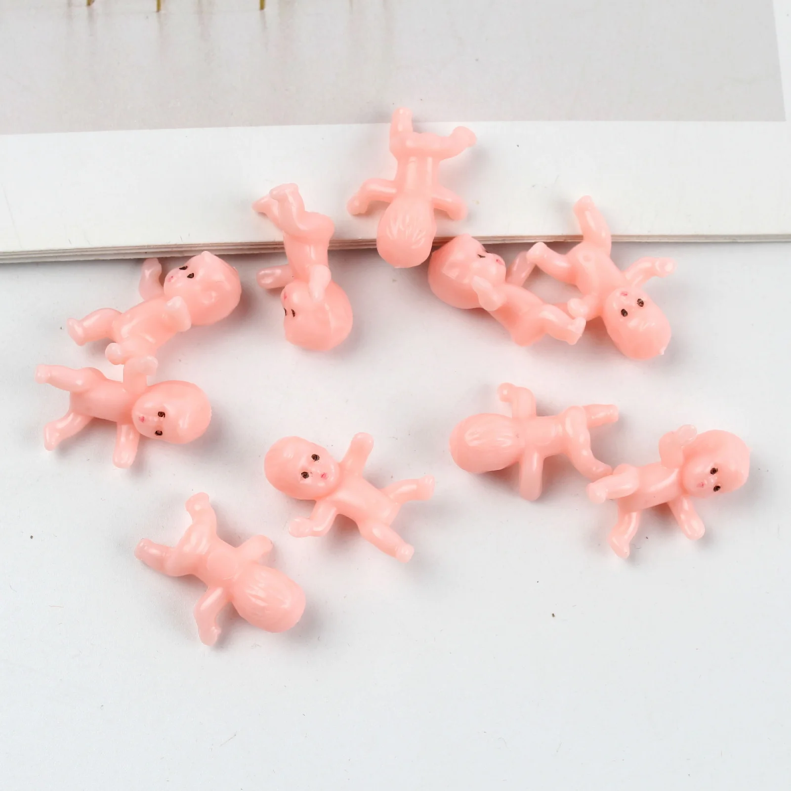 10 kleine Babyfiguren für die Babyparty, Miniaturfiguren aus Kunststoff für Babys für Mädchen, Jungen oder Zwillings-Babypartys – Detail 7
